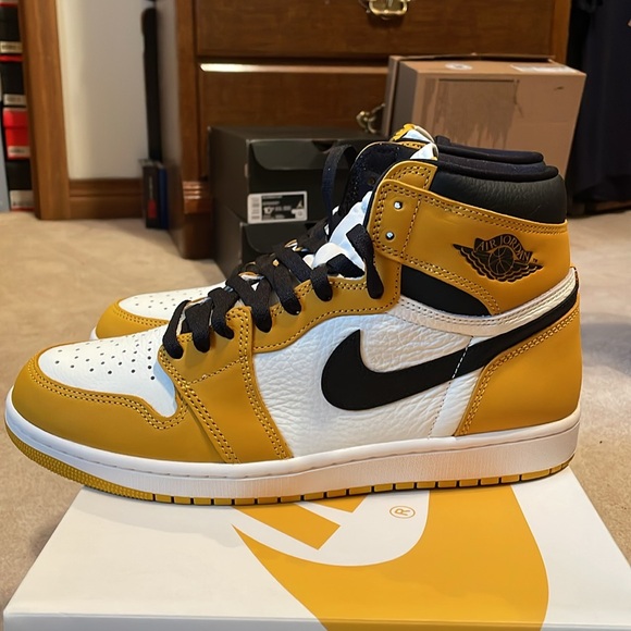 Air Jordan 1 Retro High - Picture 2 of 9